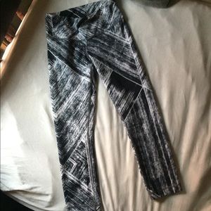 LULULEMON CROP LEGGINGS